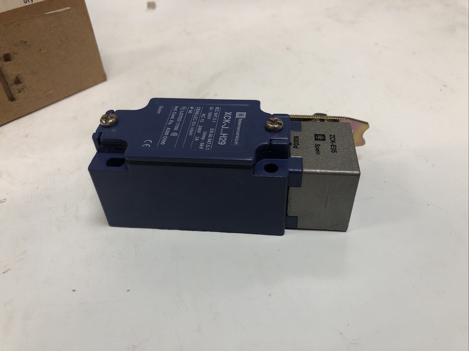 1 New Telemecanique Limit Switch With Arm XCK-J…H29, Ui 500V, AC 15. 240V 3A