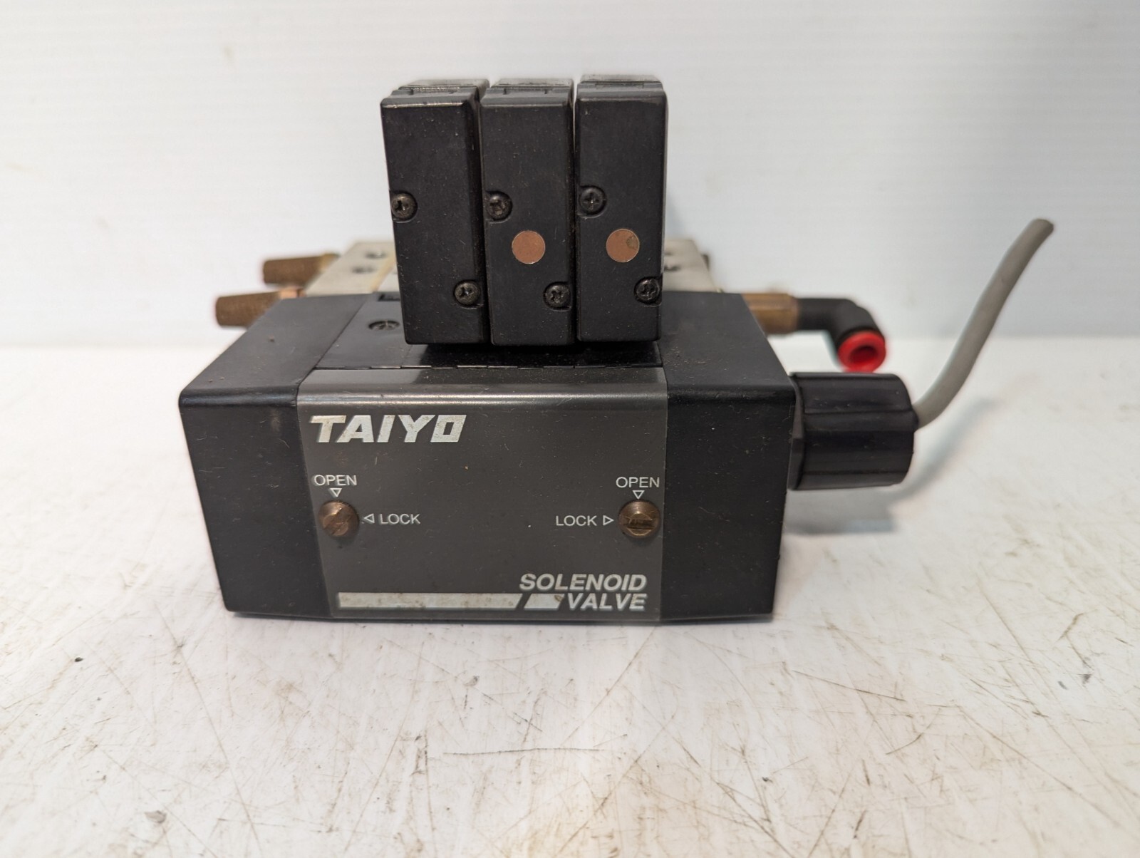 Taiyo Manifold Block w/ 3 SRS1-8S DC24V Solenoid Valves