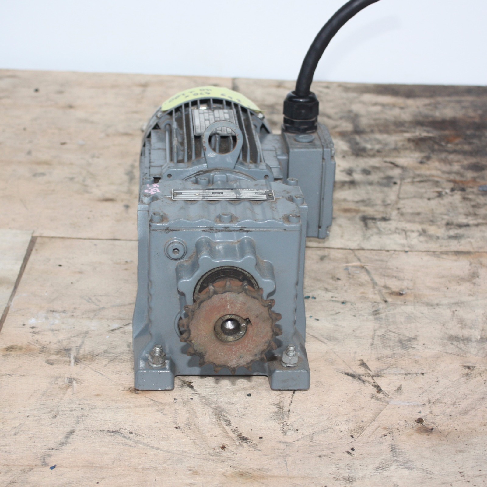 SEW Eurodrive R27 DT80K4 gear electric motor 0.55KW ratio 22.32:1