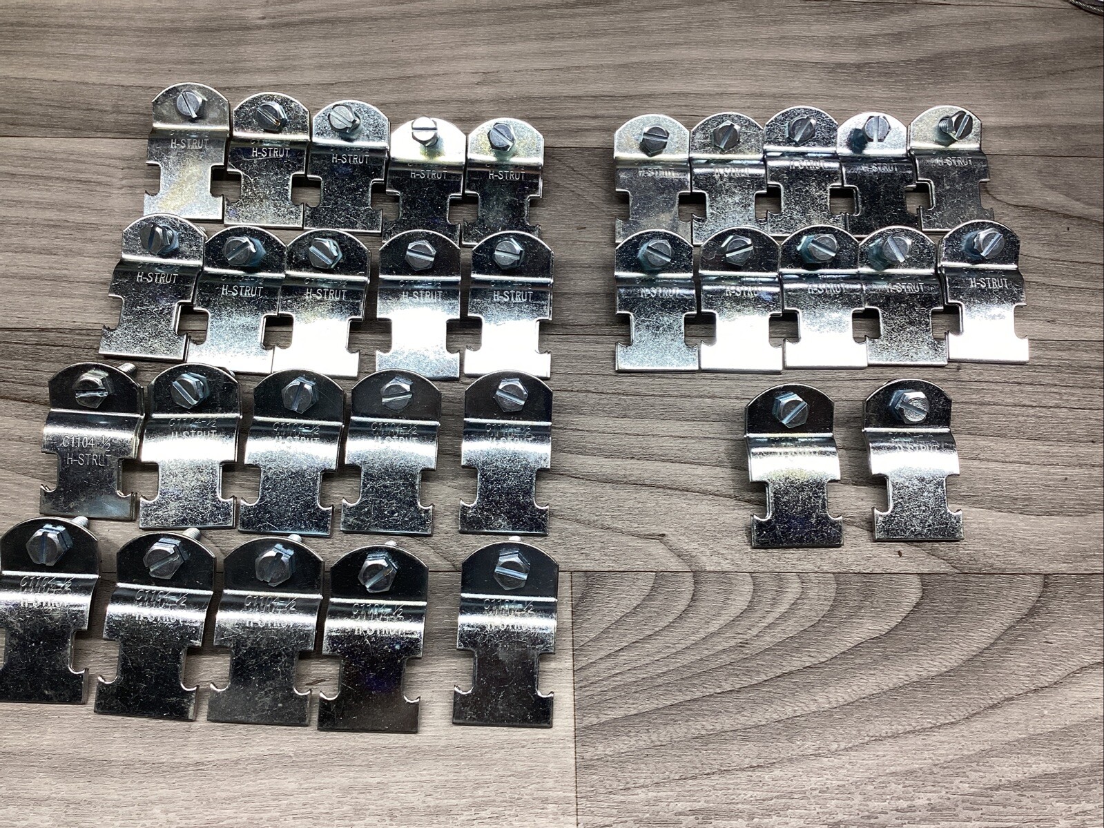 LOT OF 32 – H-Strut C1104-1/2 Conduit Clamps, *FREE SHIPPING* #801F267
