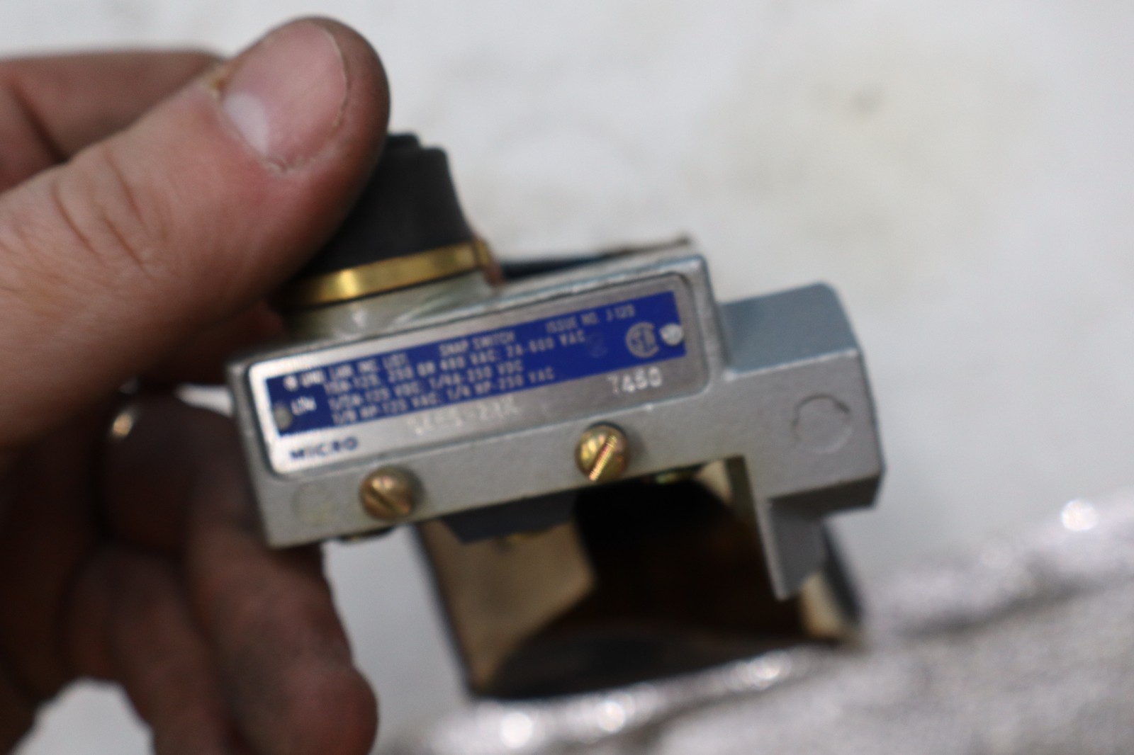 NEW BZE6-2RN LIMIT SWITCH for HONEYWELL MICROSWITCH BZE62RN