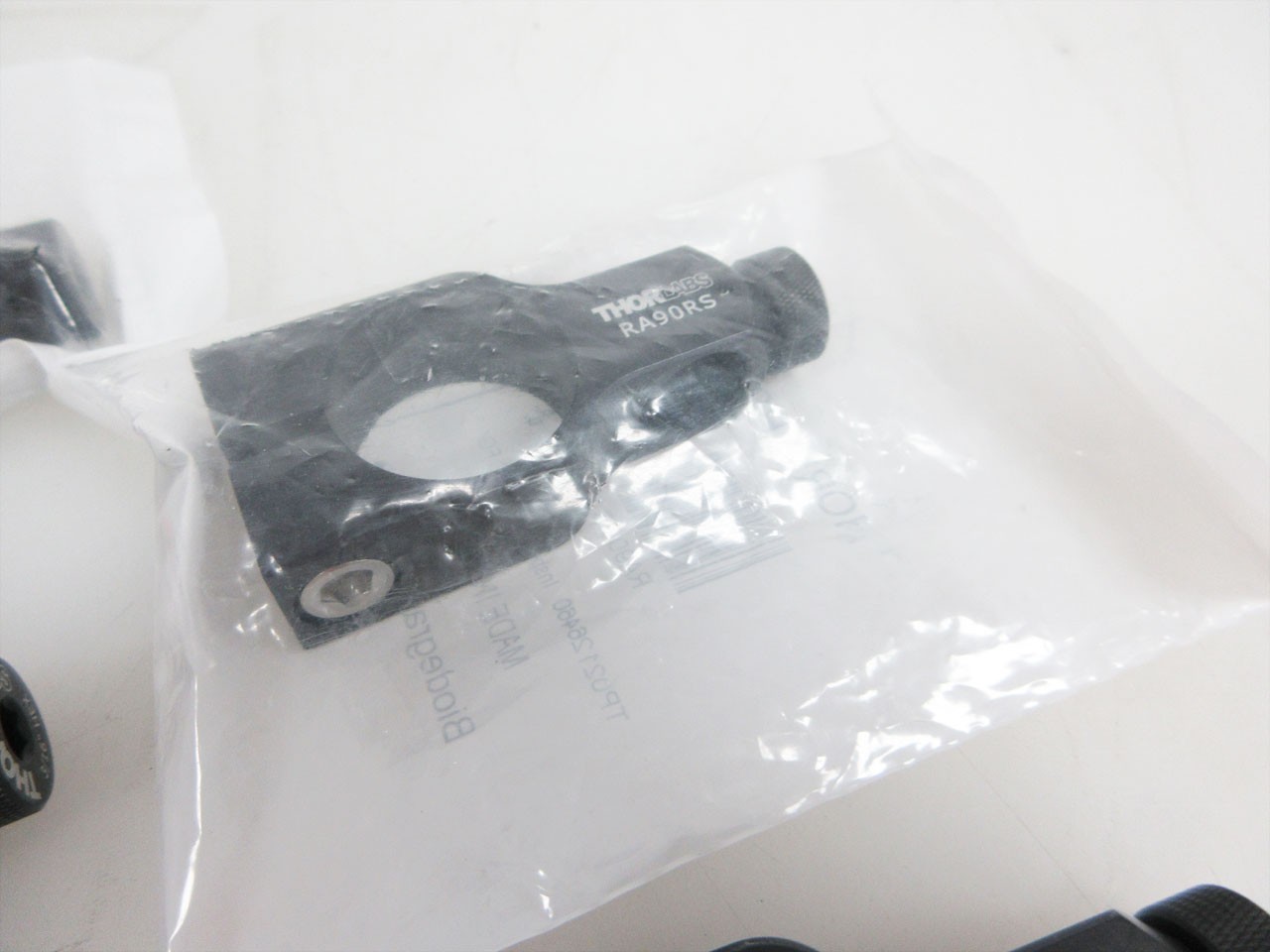 LOT OF FOUR (4) THORLABS RA90RS RIGHT-ANGLE Ø1″ TO Ø1/2″ POST CLAMP