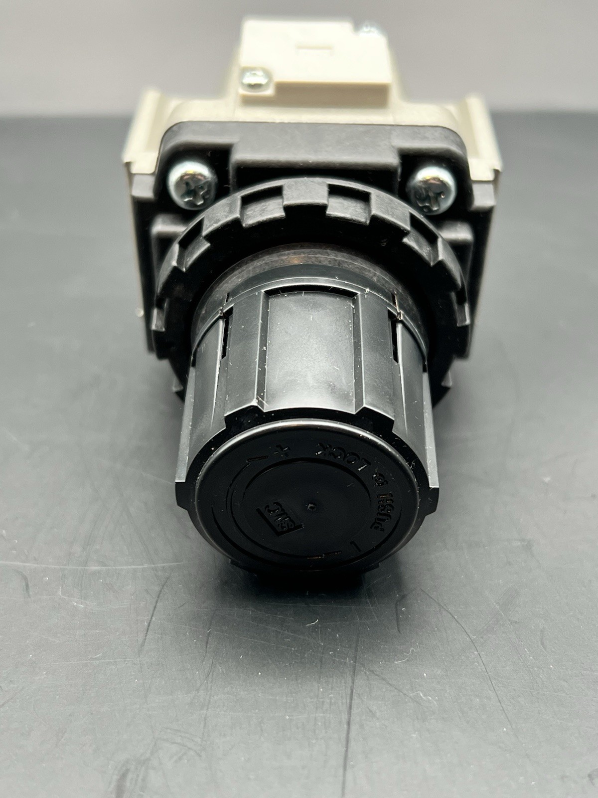 New-SMC AR40-N04-Z PNEUMATIC REGULATOR 7 VAC 125 PSI