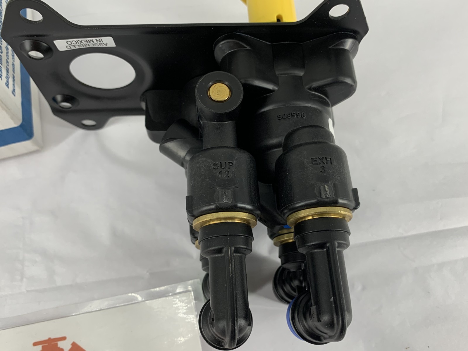 Bendix 801315 PP-DC Push/Pull Dash Control Air Brake Valve 3/8″ Push-To-Connect