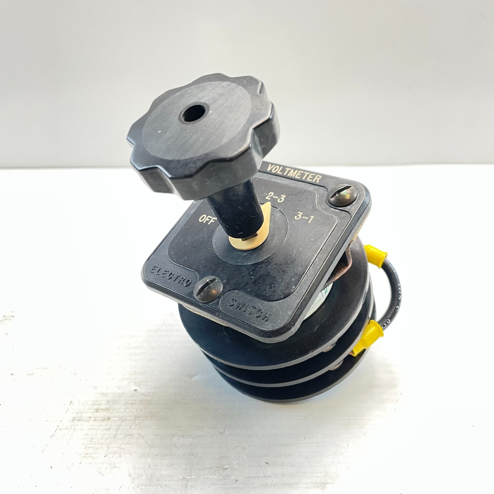 ELECTROSWITCH 2404C VOLTMETER 6A 600VAC
