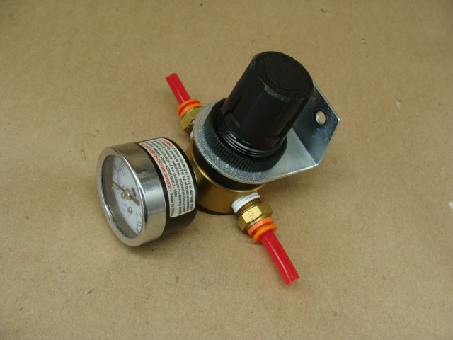 LOT OF 2 PARKER PNEUMATIC REGULATORS R364-02CG 0-125 PSIG 300PSIG MAX W/GAUGE