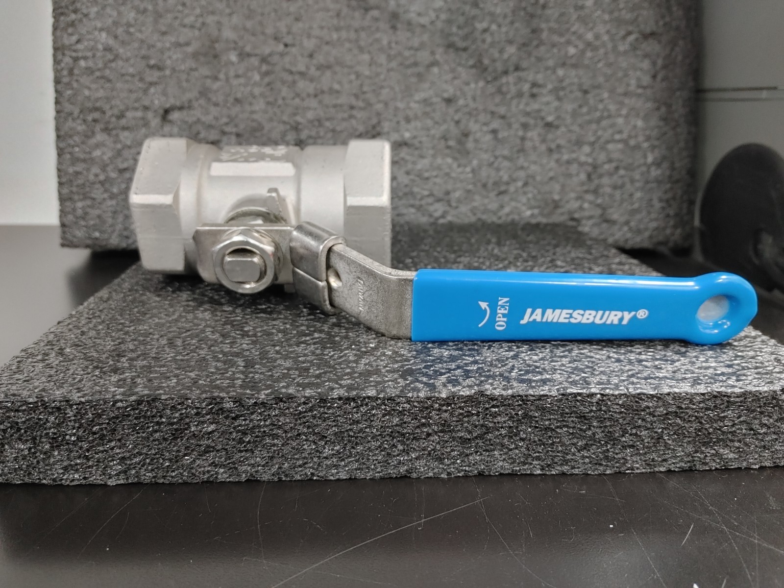 JAMESBURY J 1 1/2 CF8M BODY 2000 SEAT 1000 Ball Valve