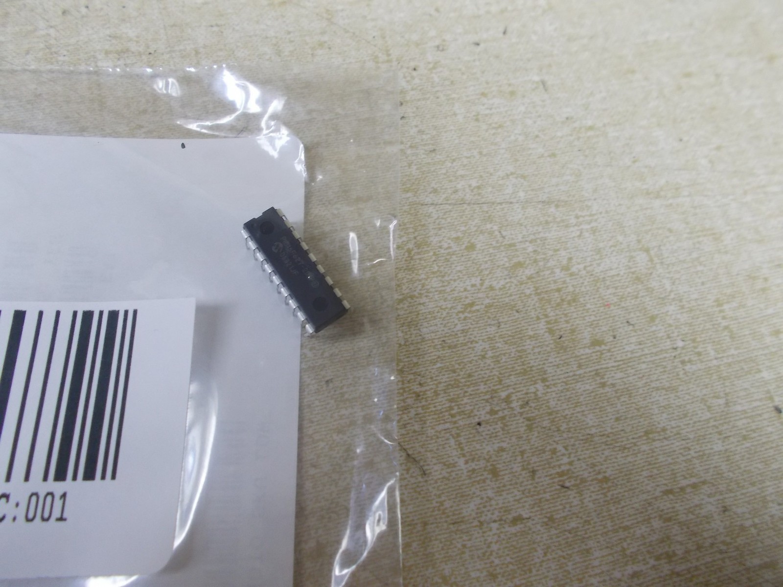 NEW Microchip PIC16F27-20/P 8-Bit MCU Microcontroller *FREE SHIPPING*