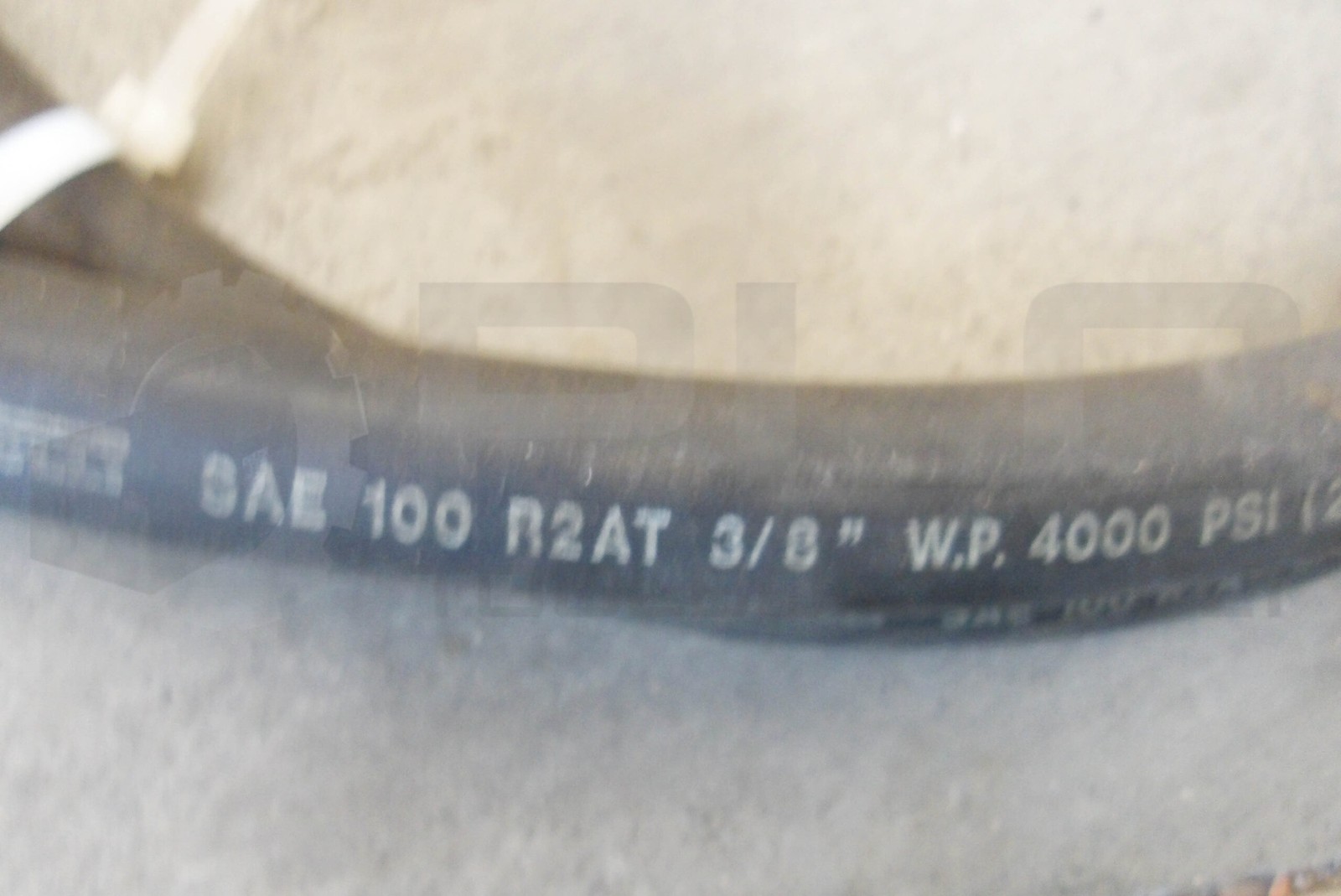 PIRELLI SAE 100 R2AT 3/8″ HYDRAULIC HOSE W.P. 4000PSI APPROX 4FT