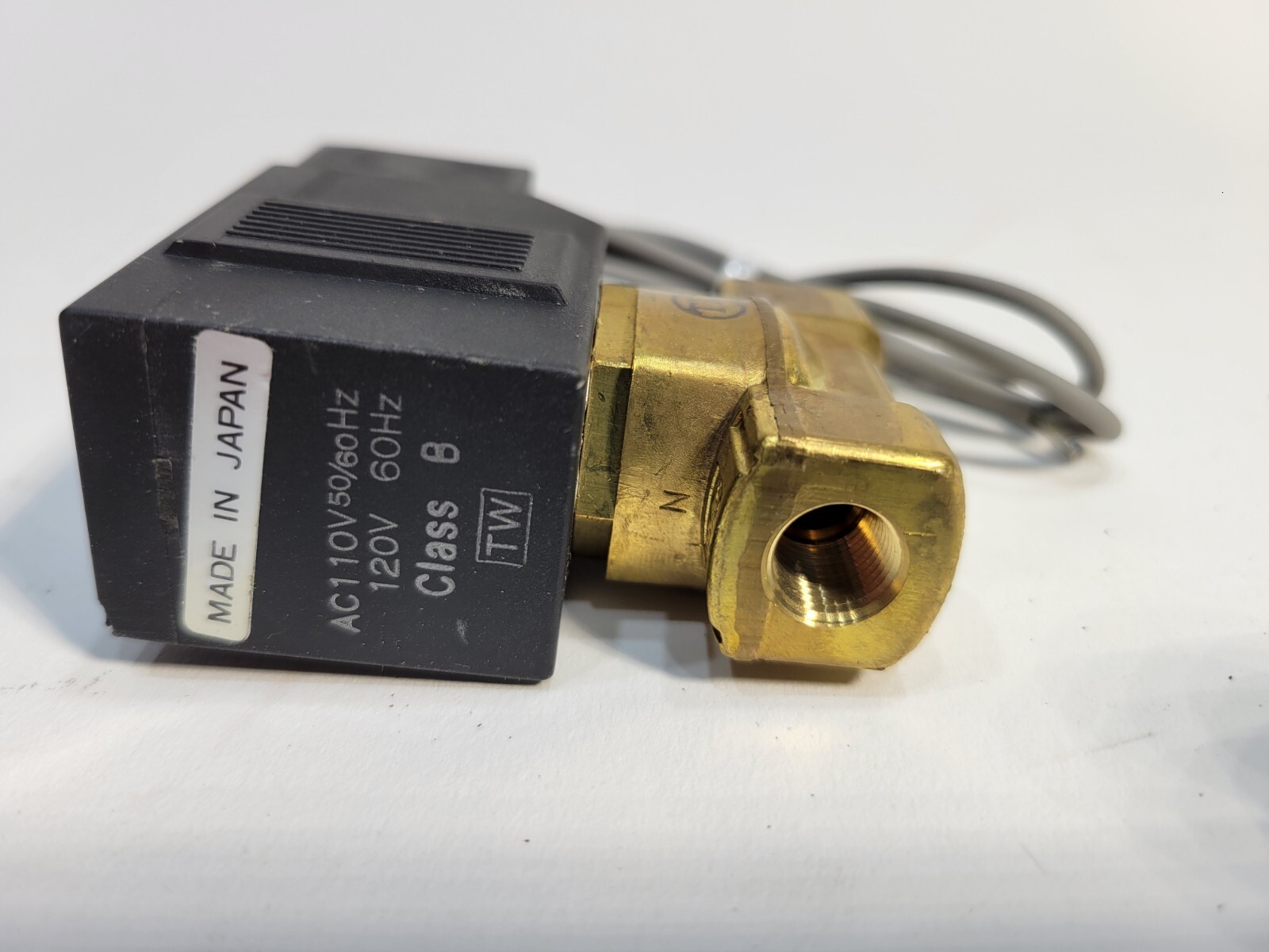 SMC SOLENOID VALVE VX2120 Orifice 3 NPT 1/8 AC 110v 120v 60hz