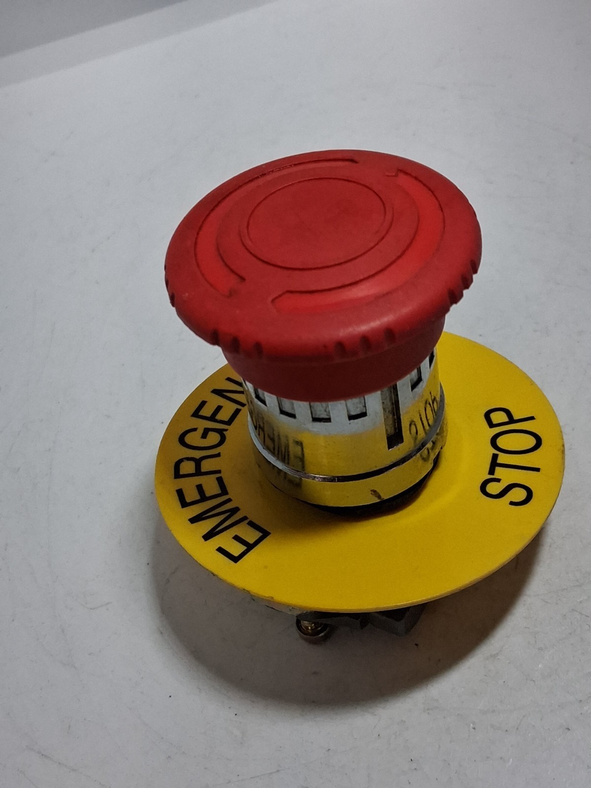 SCHNEIDER ZB4BS844 PUSHBUTTON OPERATOR RED TWIST RELEASE W/LEGEND PLATE