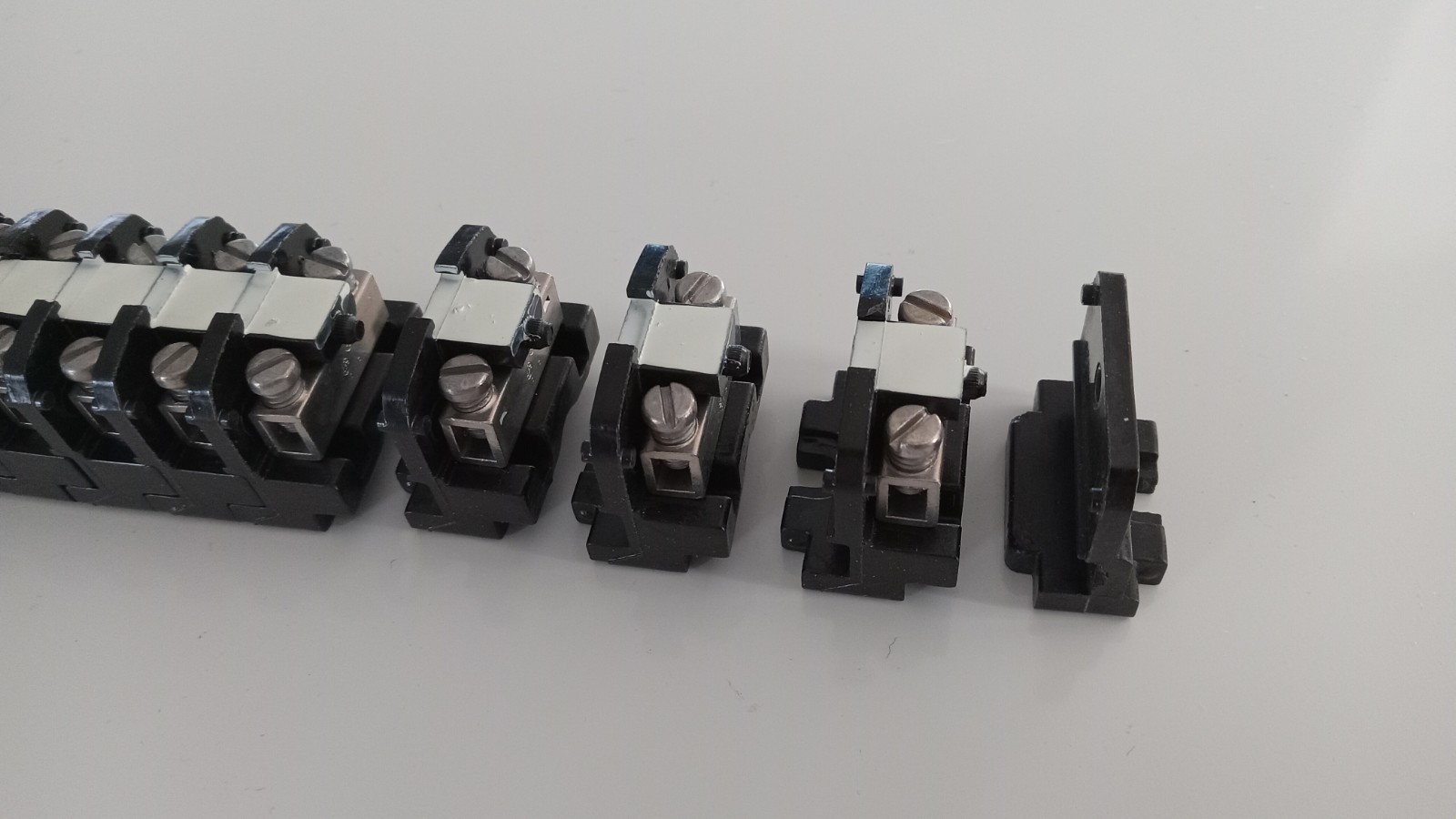 100 PC Buchanan Medium Duty 524 Flat base Sectional Terminal Blocks 300V Max NOS