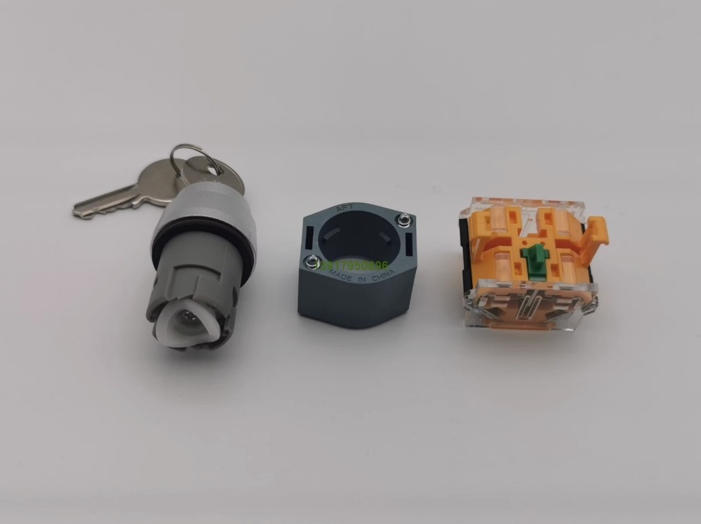 1 PCS Siemens APT LA39-B2-10Y/a 2-position key selection switch 1 NO