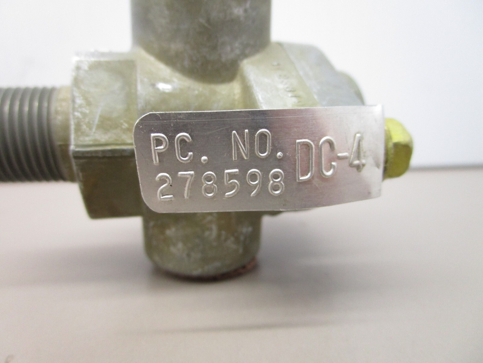 Bendix 278598 DC-4 Double Check Valve for Air Brake Systems