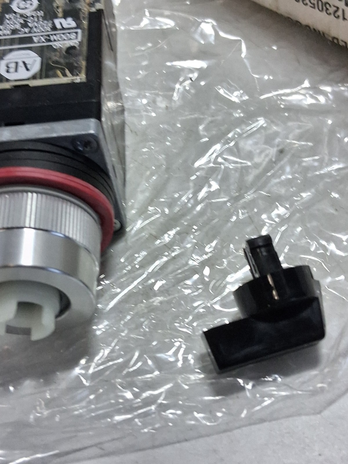 ALLEN BRADLEY 800MR-HH2BLA SELECTOR SWITCH 2 POS MAIN 1NO/1NC SERIES C NIB