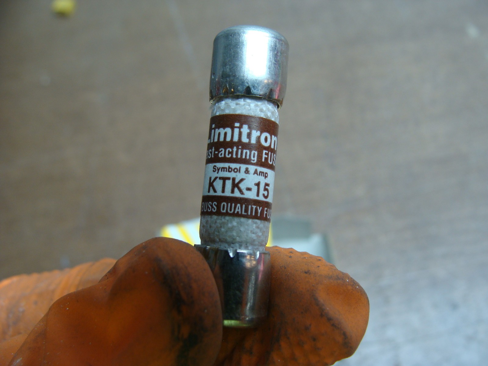 LOT OF 4 BUSSMANN LIMITRON FAST ACTING MIDGET FUSES KTK-15 600V 15A