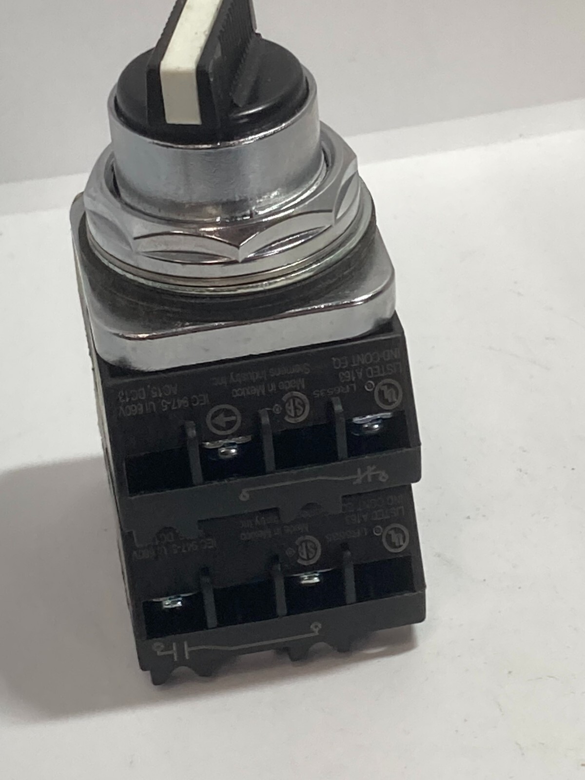 SIEMENS 52SA2HABJ2K2 SELECTOR SWITCH 4 POSITION MAINTAINED 2NO/2NC NNB