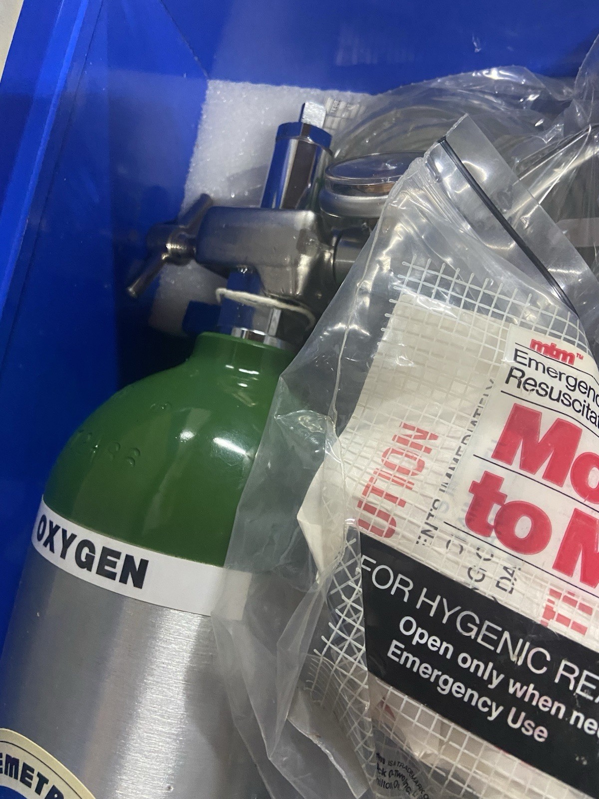 Portable Emergency Oxygen UNIT CHEMETRON WITH METAL BOX
