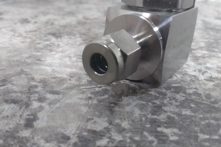 Ham-Let H-99S-00-SS-L-R-1/4 1/4 In Pipe Size Plumbing Needle Valve