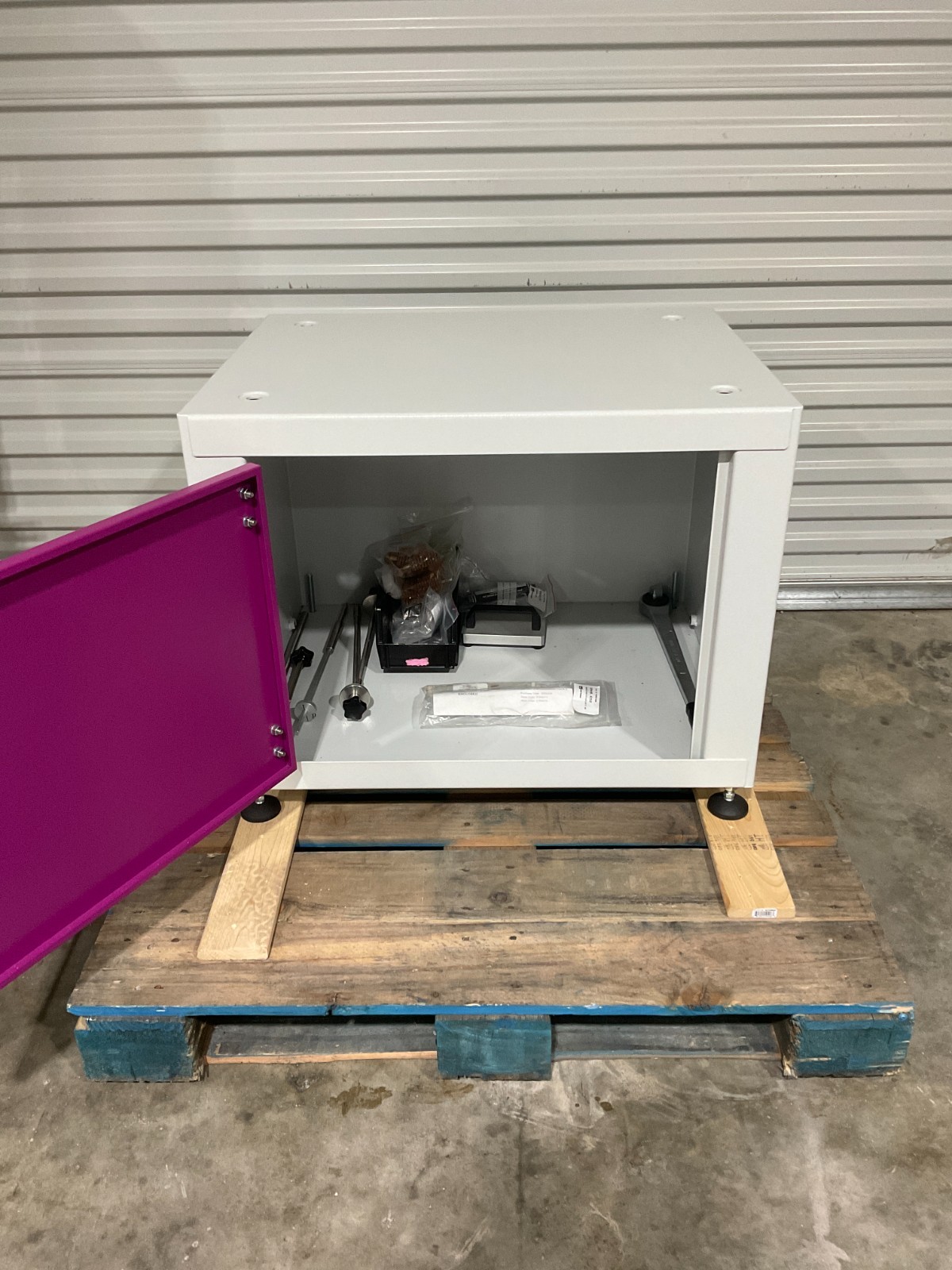 Instron 7047.000 ITW Test & Measurement 115V, 190 KG Mass Year 2014