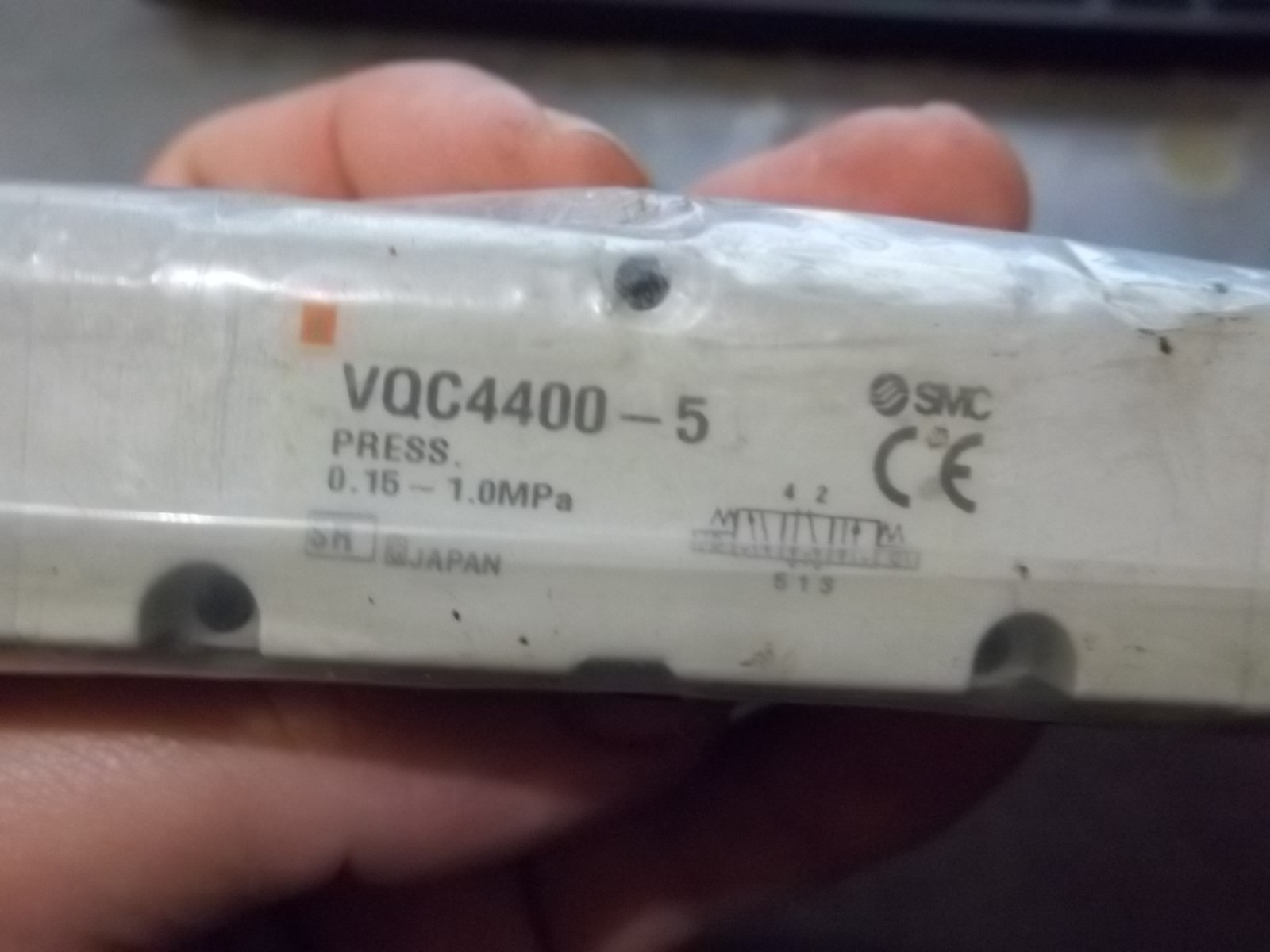 NEW IN PKG SMC VQC4400-5 PNEUMATIC SOLENOID VALVE (WL54-3)