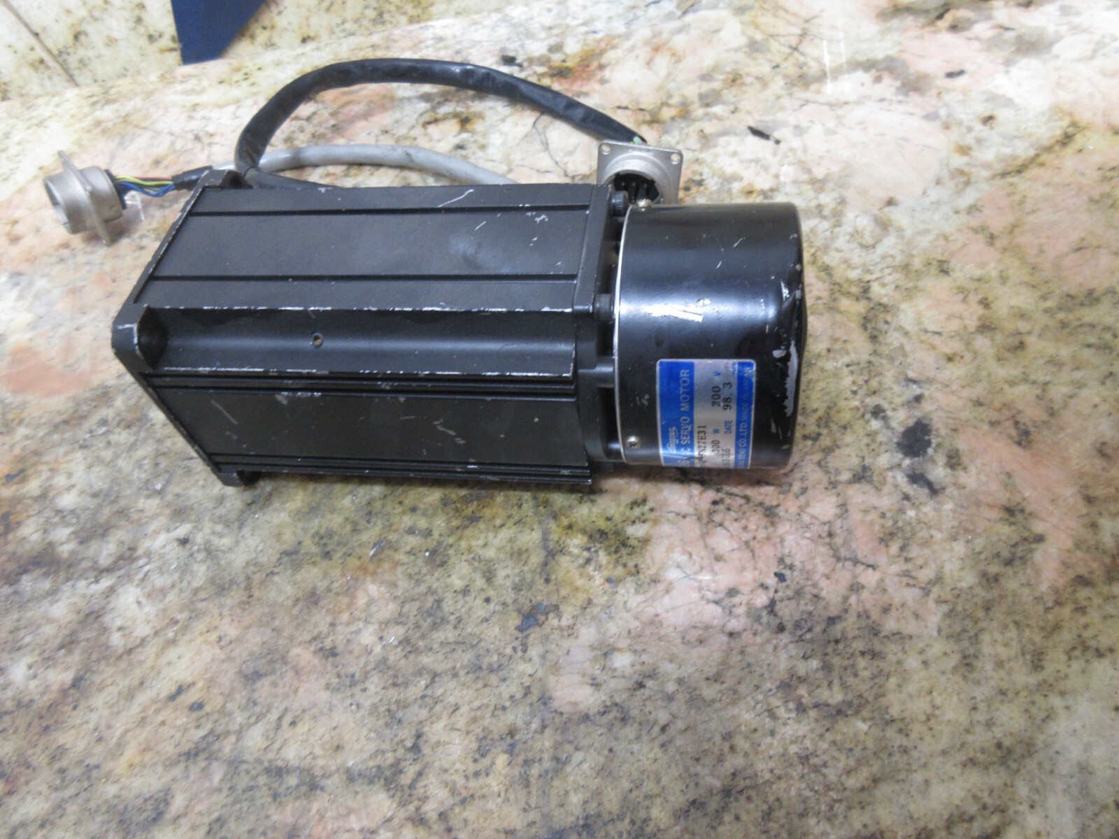 TAMAGAWA AC SERVO MOTOR TS 4073N27E31 300W 200V A13106 98.3 TS4073N27E31