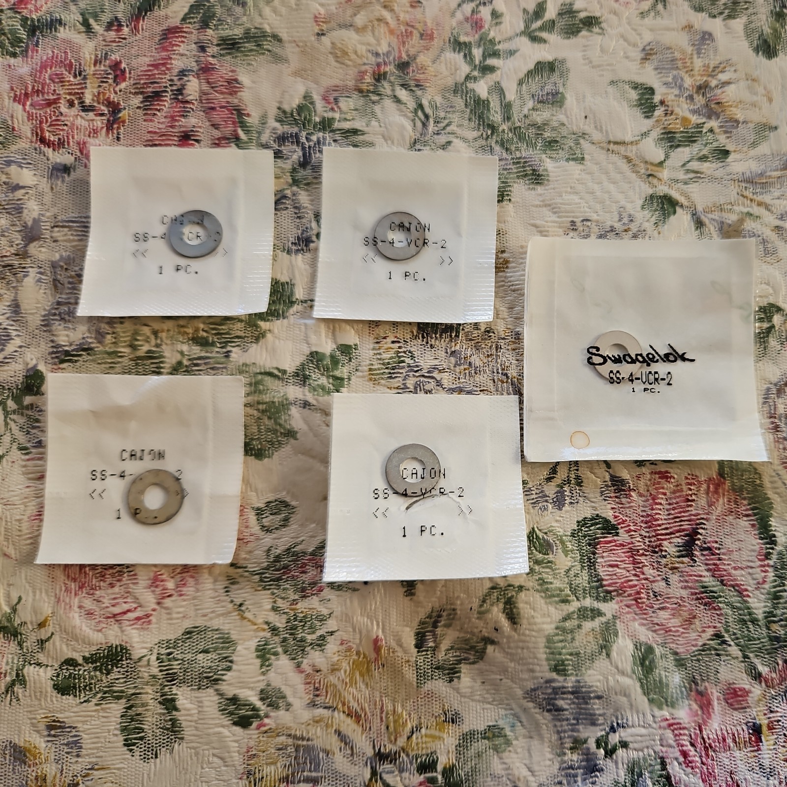 Lot of 7 SWAGELOK/Cajon SS-4-VCR-2, SS4VCR2, VCR Face Seal Fitting 1/4″