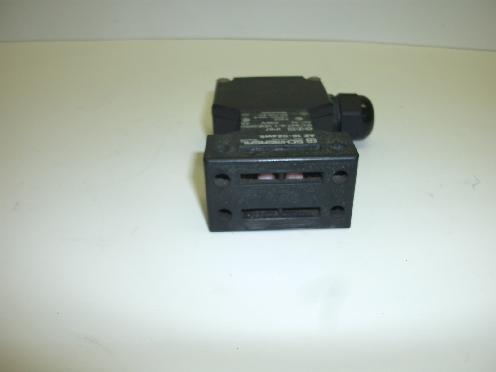 SCHMERSAL AZ 16-02ZVRK SAFETY INTERLOCK SWITCH KEYED LEFT SIDE WIRE CONNECTION
