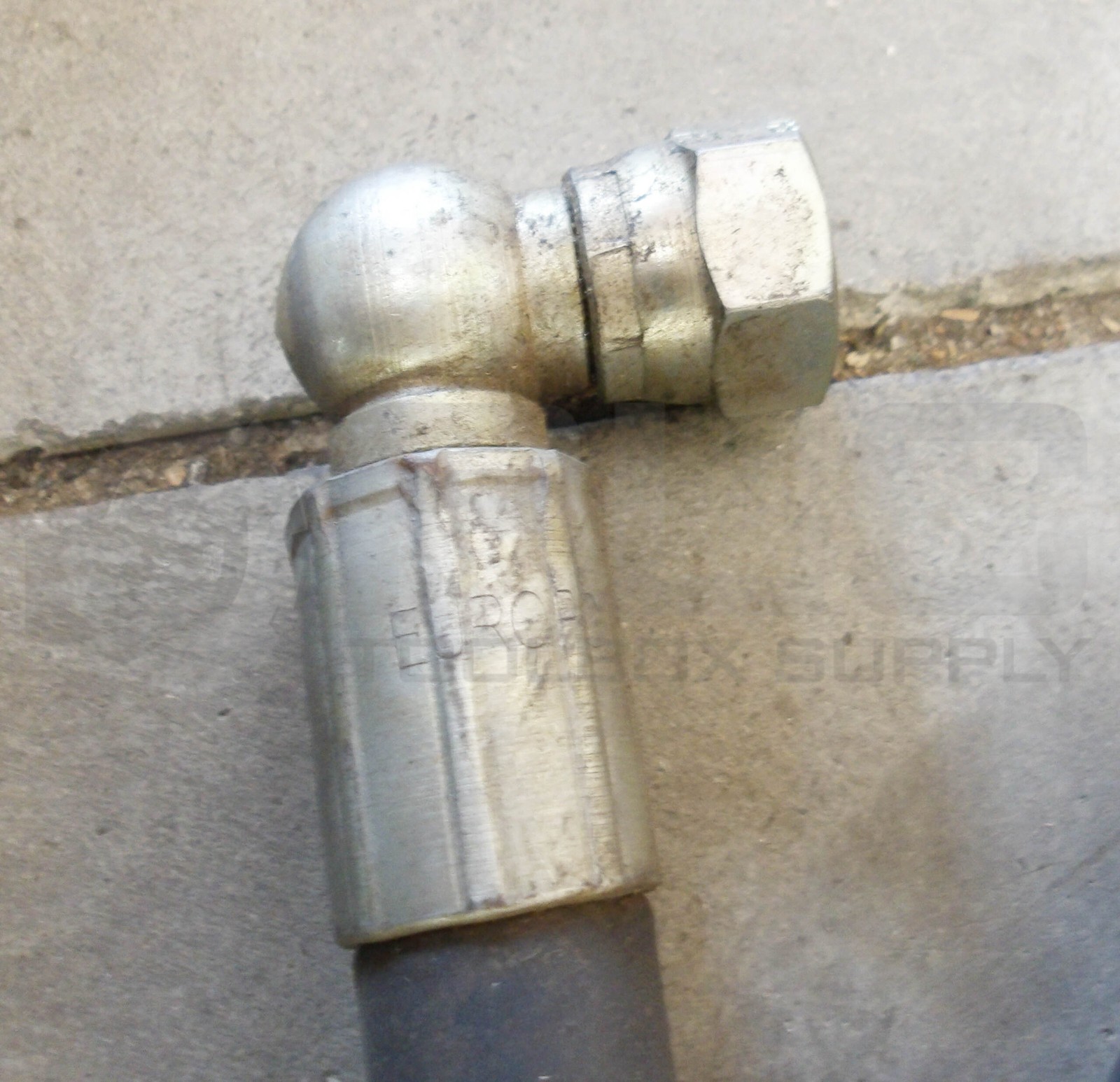 PIRELLI SAE 100 R2AT 3/8″ HYDRAULIC HOSE W.P. 4000PSI APPROX 4FT