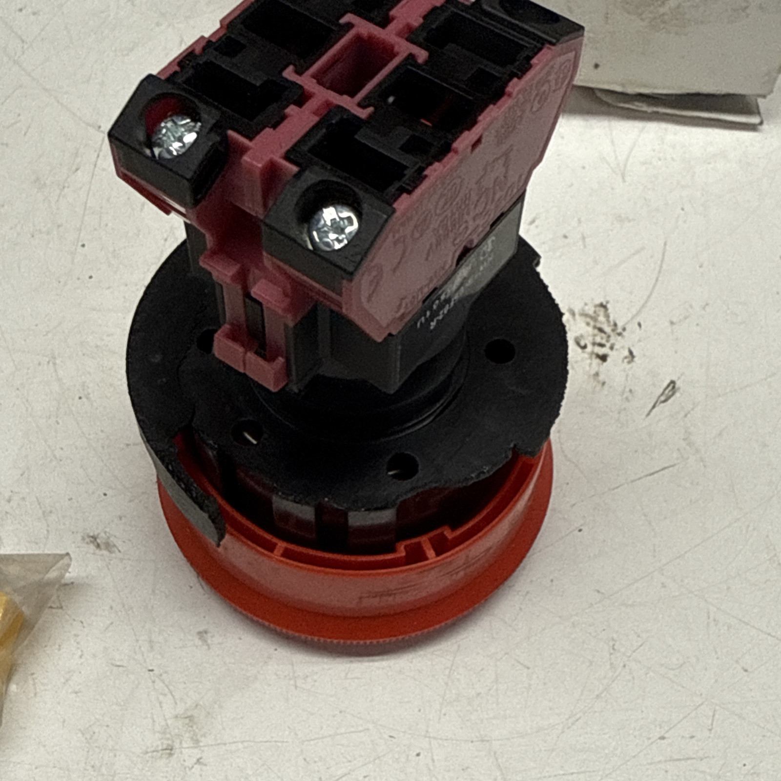 1 NEW IDEC HW1B-V5F02-R EMERGENCY STOP BUTTON NIB Chipped**