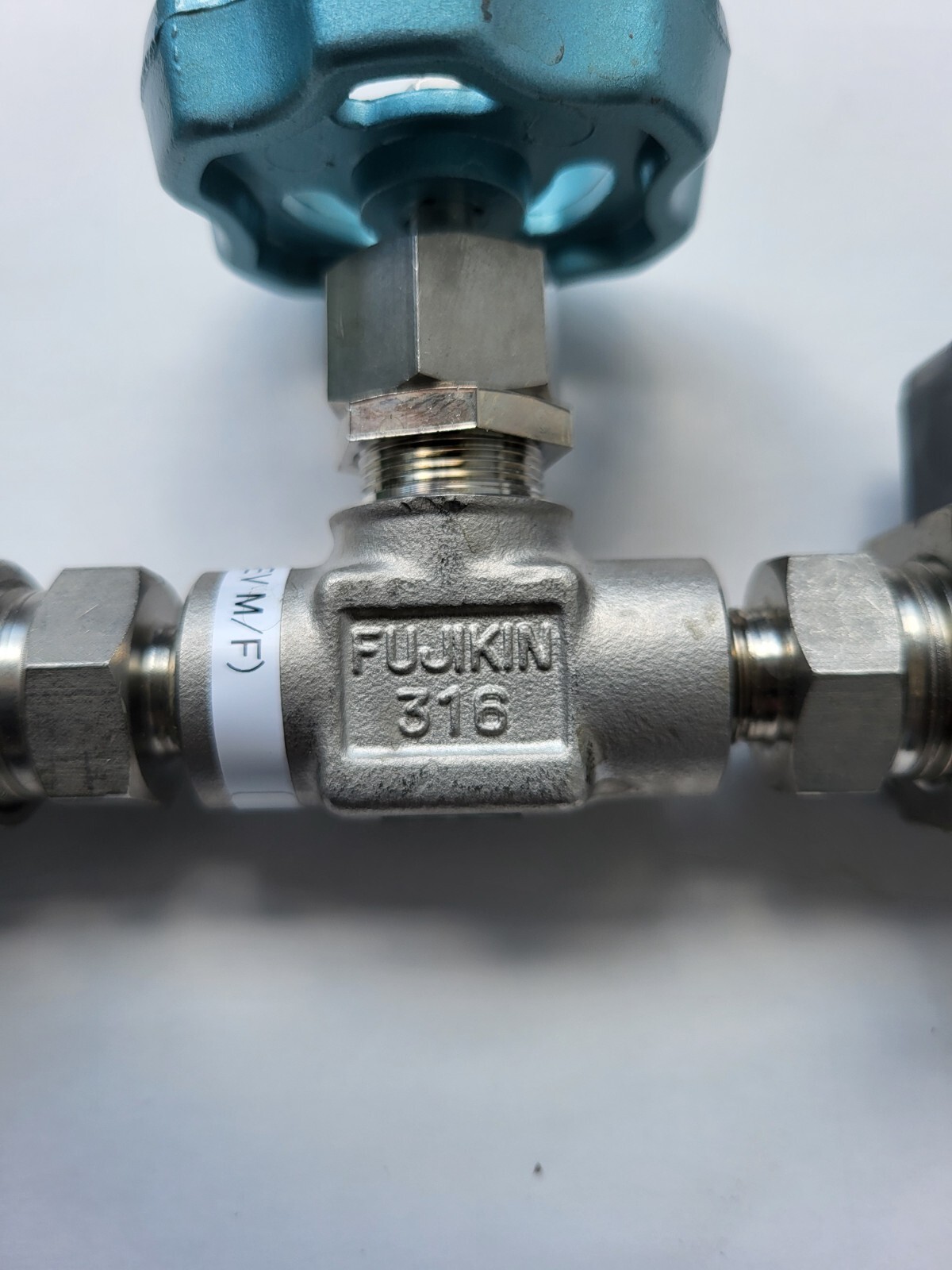 CKD WFK3012S-15-A2 FLOW SENSOR W/ FUJIKIN 260K-1/4 VALVE (R5S4.4)