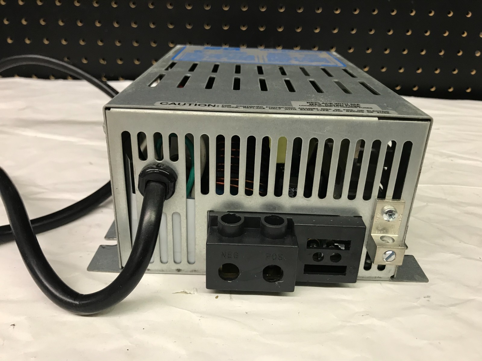 Nonworking IOTA DLS-27-25/IQ4 4-Stage 24V Battery Charger 27VDC 25A AS-IS