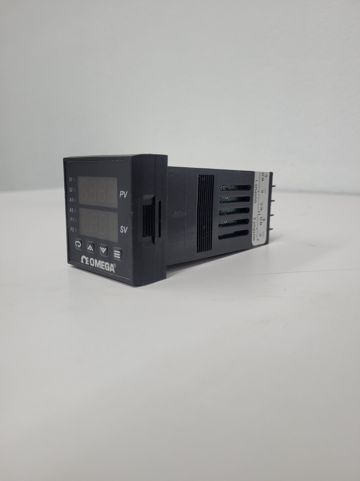 OMEGA ENGINEERING Temperature Controller CN8202-R1-R2-C2