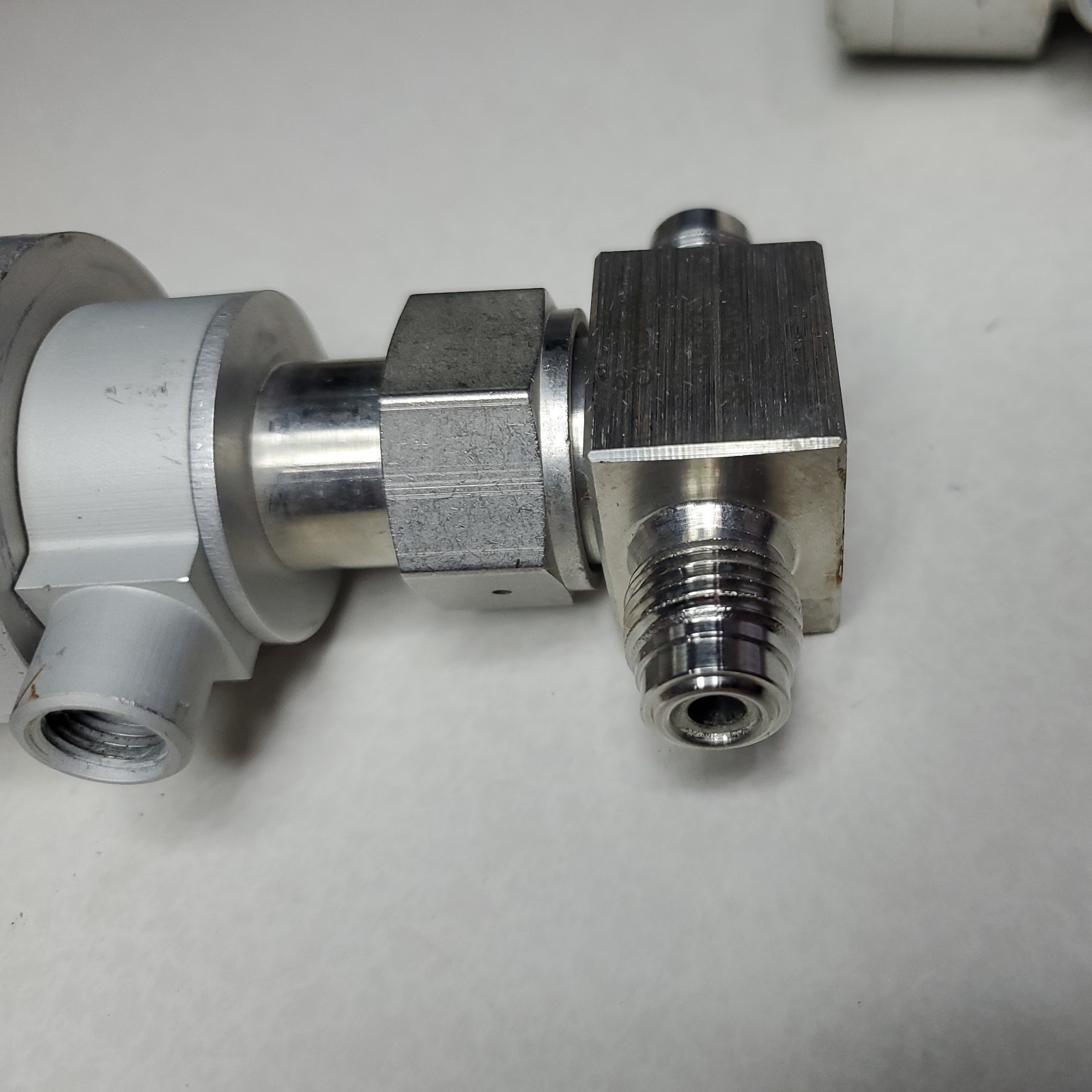 Swagelok SS-4BK-VCR-1C Bellows Sealed Pneumatic Valves 1/4 in VCR Lot of 2 Used