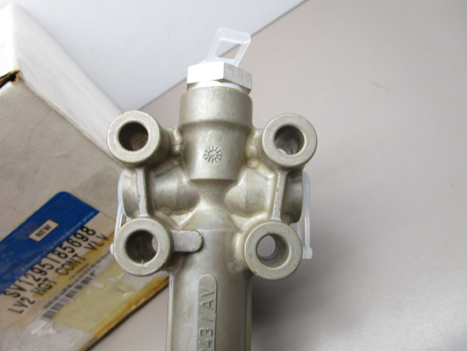 Bendix SV1295I85698 Air Ride Height Control Valve LV2 HGT 1/8″ Ports