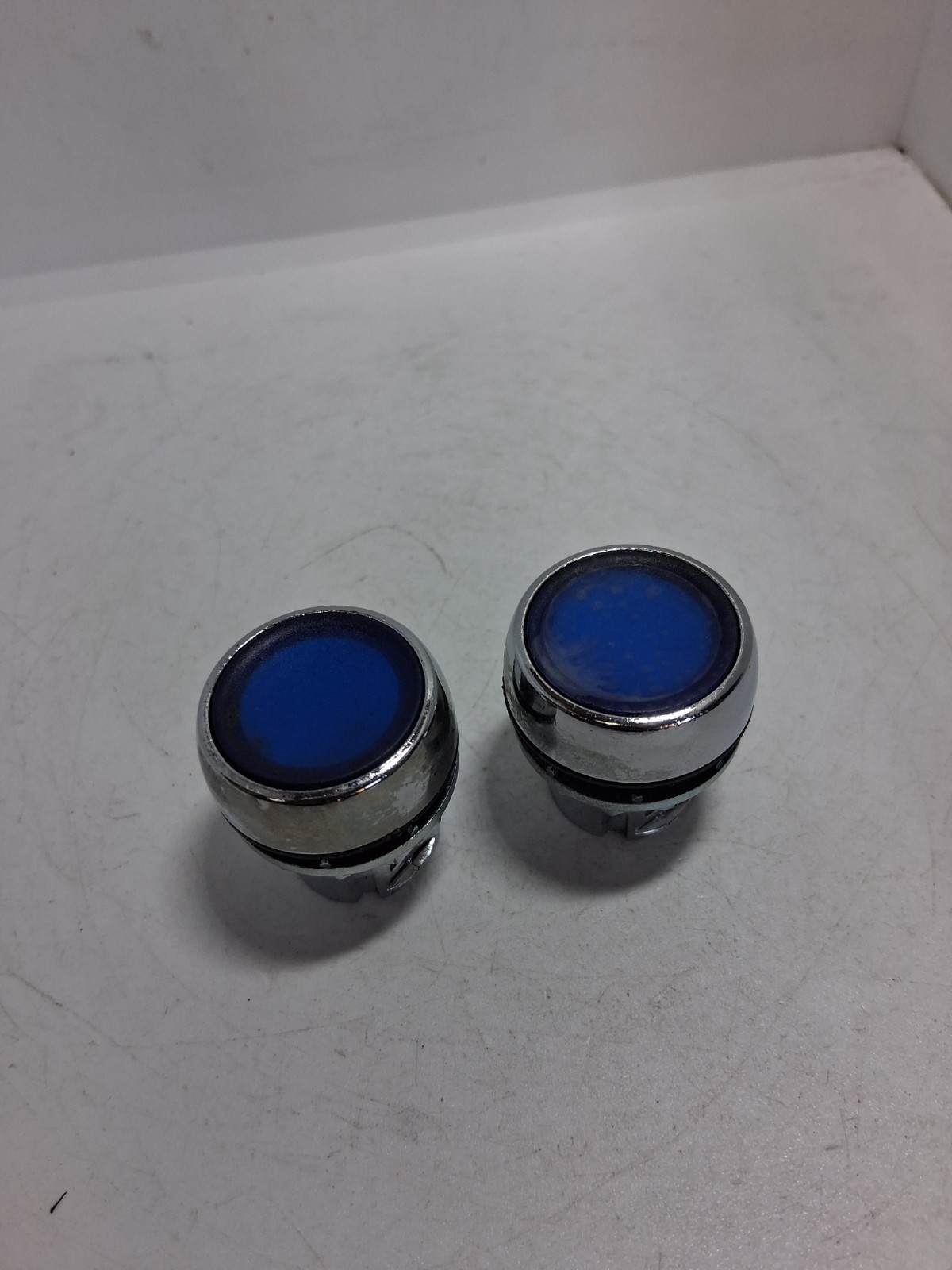 ALLEN BRADLEY 800FM-LF6 PUSHBUTTON OPERATOR ILLUMINATED BLUE FLUSH (LOT OF 2)