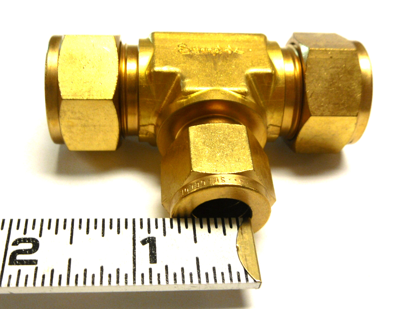 NEW LOT OF 2 SWAGELOK TEE UNION TWO DIFFERENT SIZES 1=5/8″ 1=3/4″ 1/2″ BRASS