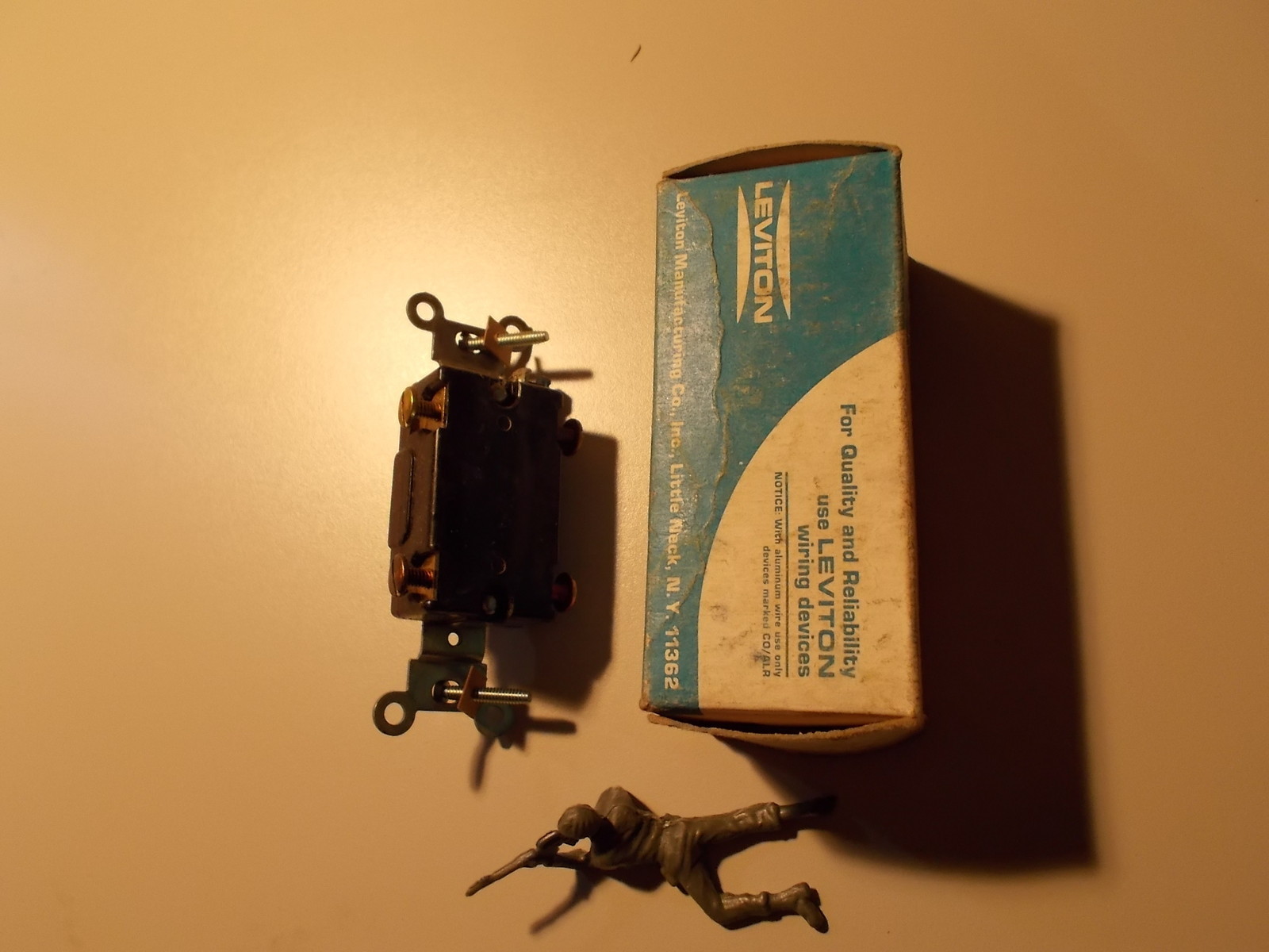 NEW Leviton On/Off Toggle Light Switch Brown 15A-120V-277VAC *FREE SHIPPING*