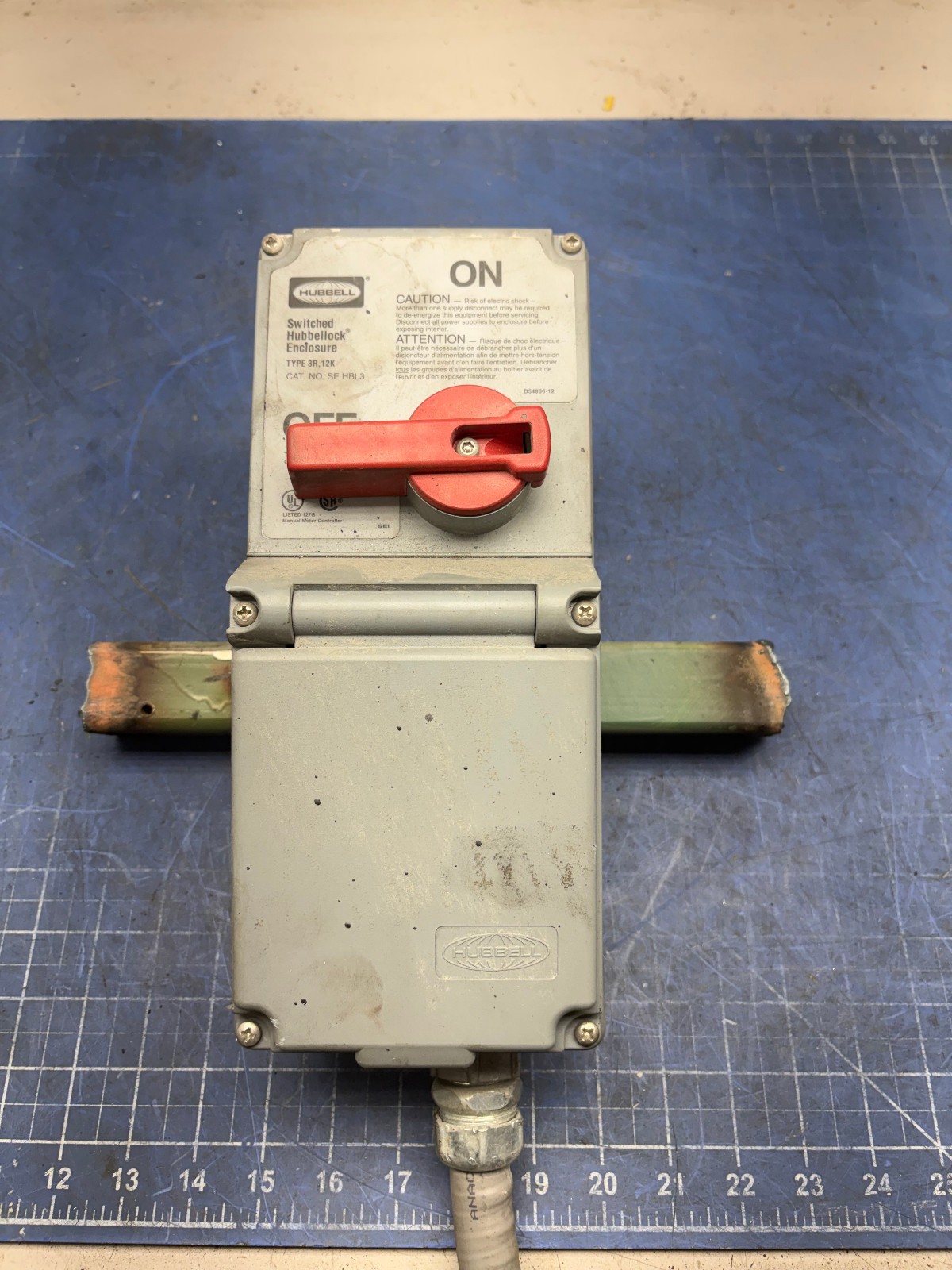 HUBBELL SWITCHED HUBBELLOCK ENCLOSURE TYPE 3R, 12K W/ L18-20 OUTLET