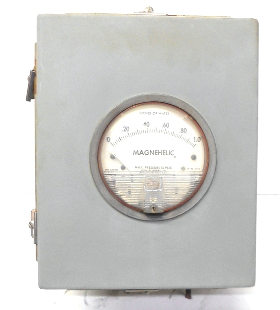 MAGNEHELIC GAUGE 2001C, 0″-1″ OF WATER, IN ENCLOSURE 10 1/2″ X 9″ X 4 1/2″