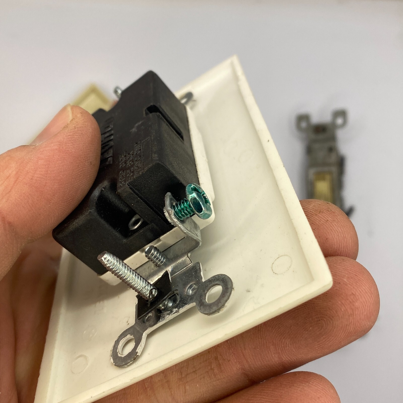 Mixed Leviton(2) Toggle Light Switch 15A-120V,Switch Leviton, Eagle(2)LOT OF 5🔔