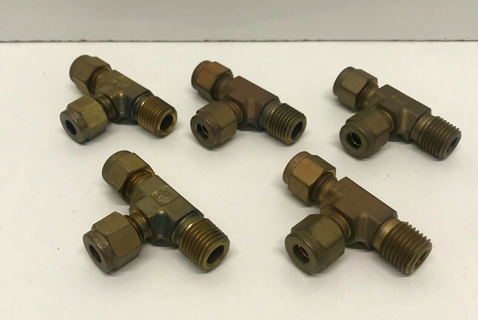 LOT OF (5) NOS! PARKER 1/4″ TUBE OD X 1/4″ MNPT BRASS MALE RUN TEES 4MRT4N-B