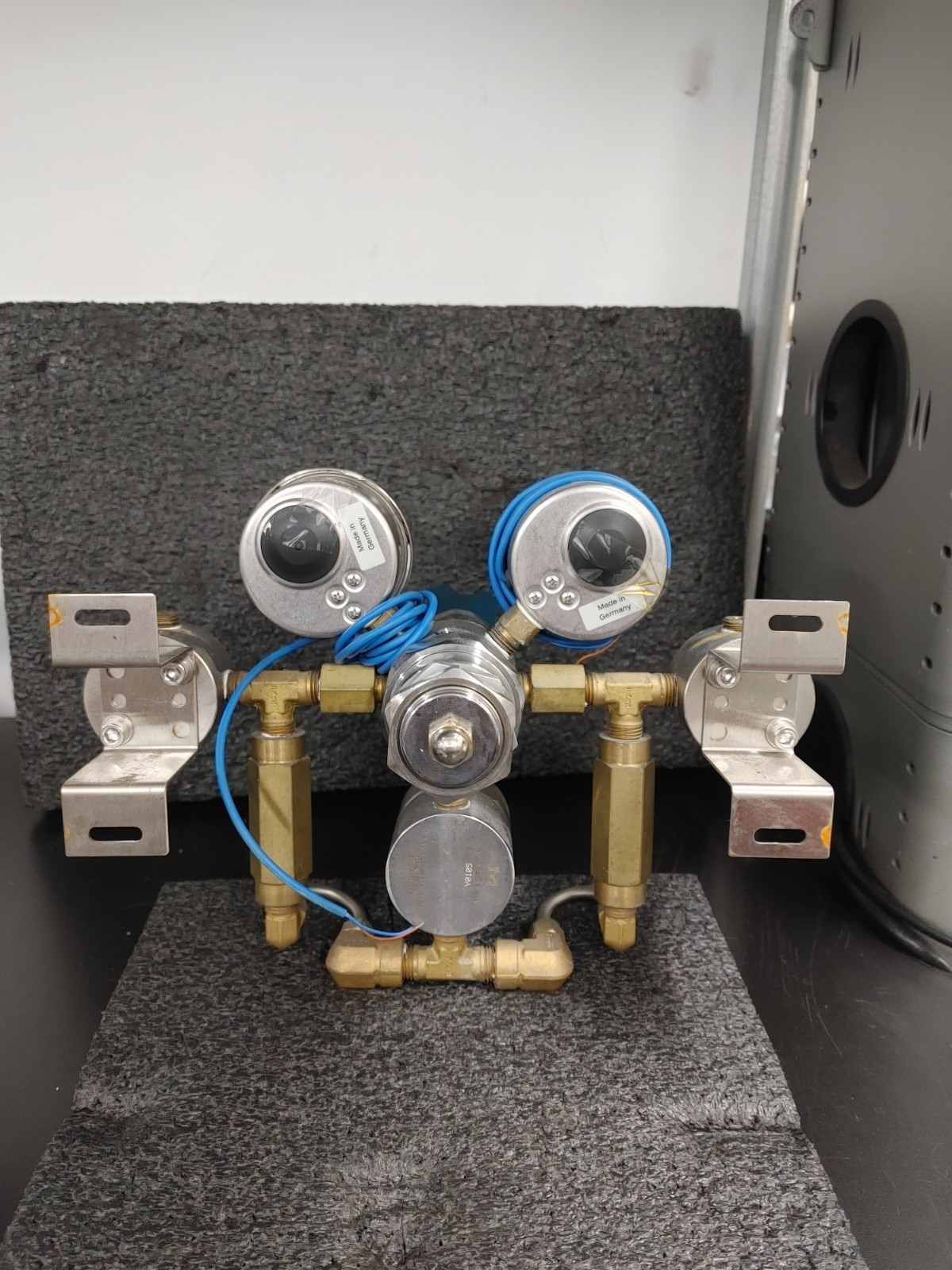 MATHESON High Purity Regulator with MATHESON Type 201 Switch X2 Pressure Gauges