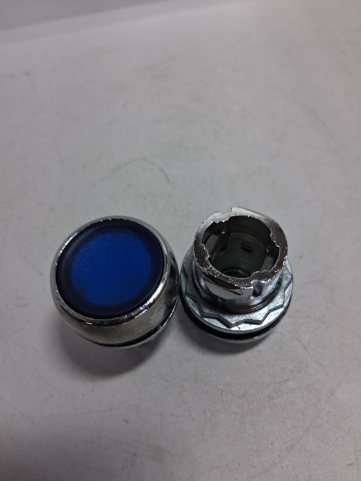 ALLEN BRADLEY 800FM-LF6 PUSHBUTTON OPERATOR ILLUMINATED BLUE FLUSH (LOT OF 2)