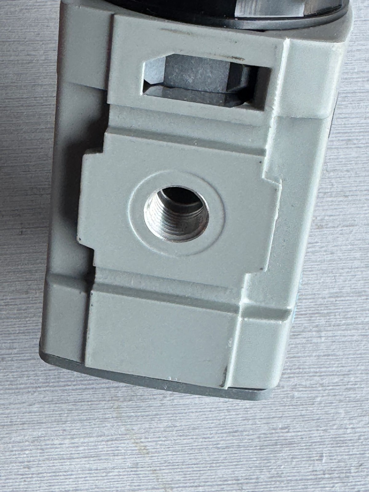 Wilkerson Pressure Regulator Industrial 0-125 PSIG R18-02-F0G0B Gray Adjustable