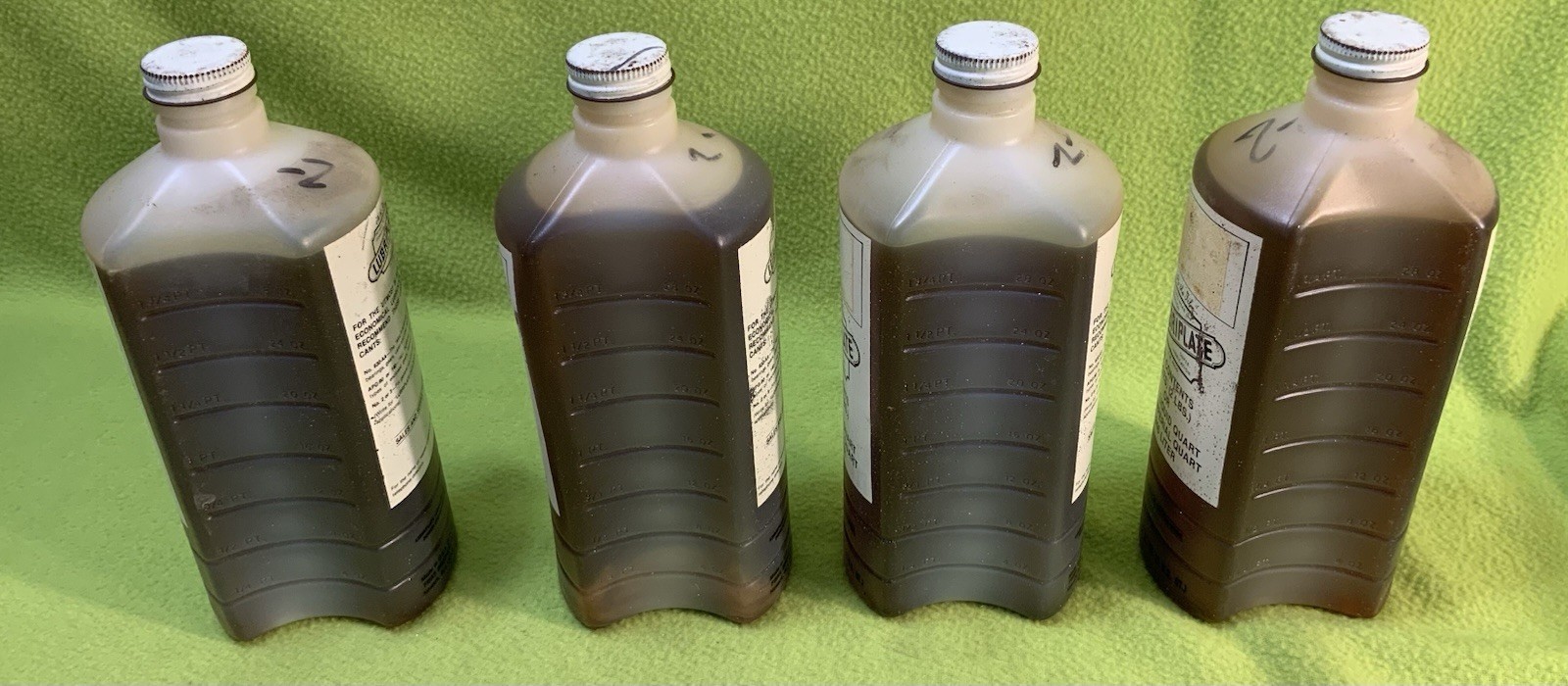 VINTAGE LOT (4) LUBRIPLATE SUPER LUBRICATION 1 QUART (PREVENTS WEAR & CORROSION)