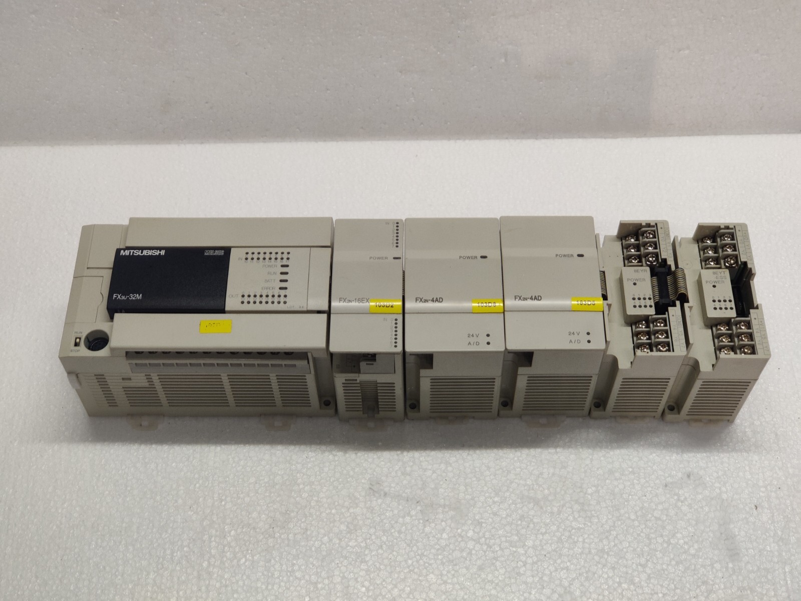 Mitsubishi Melsec FX3U-32MR/ES PLC Set FX2N-16EX, FX2N-4AD, 8EYR, 8EYT-ESS