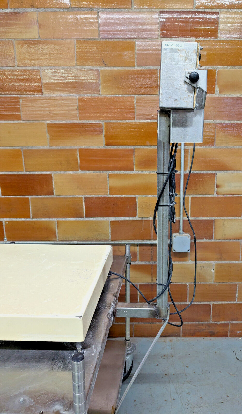 Avery Weigh-Tronix Model 3275 Checkweigher w/ BS Diamond Series Bench Scale Base