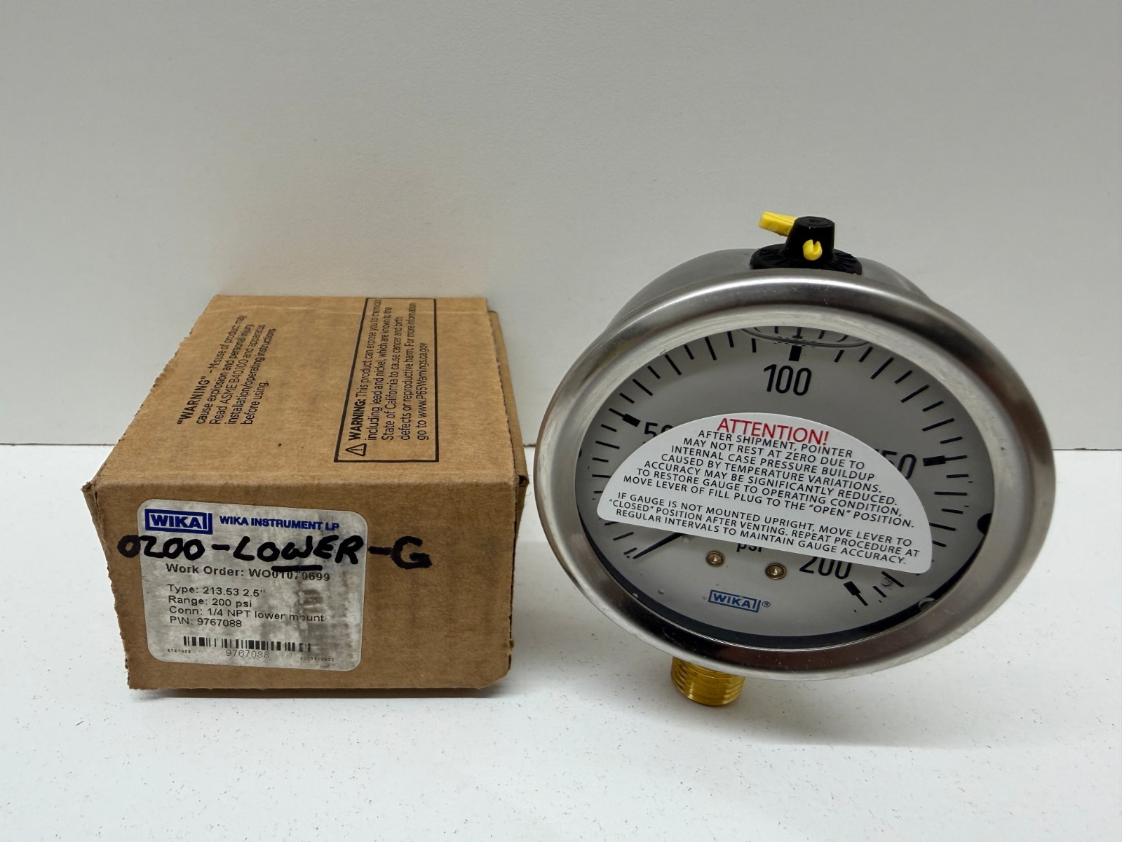 NEW IN BOX! WIKA 200PSI 1/4″ NPT PRESSURE GAUGE 213.53 2.5″ 9767088