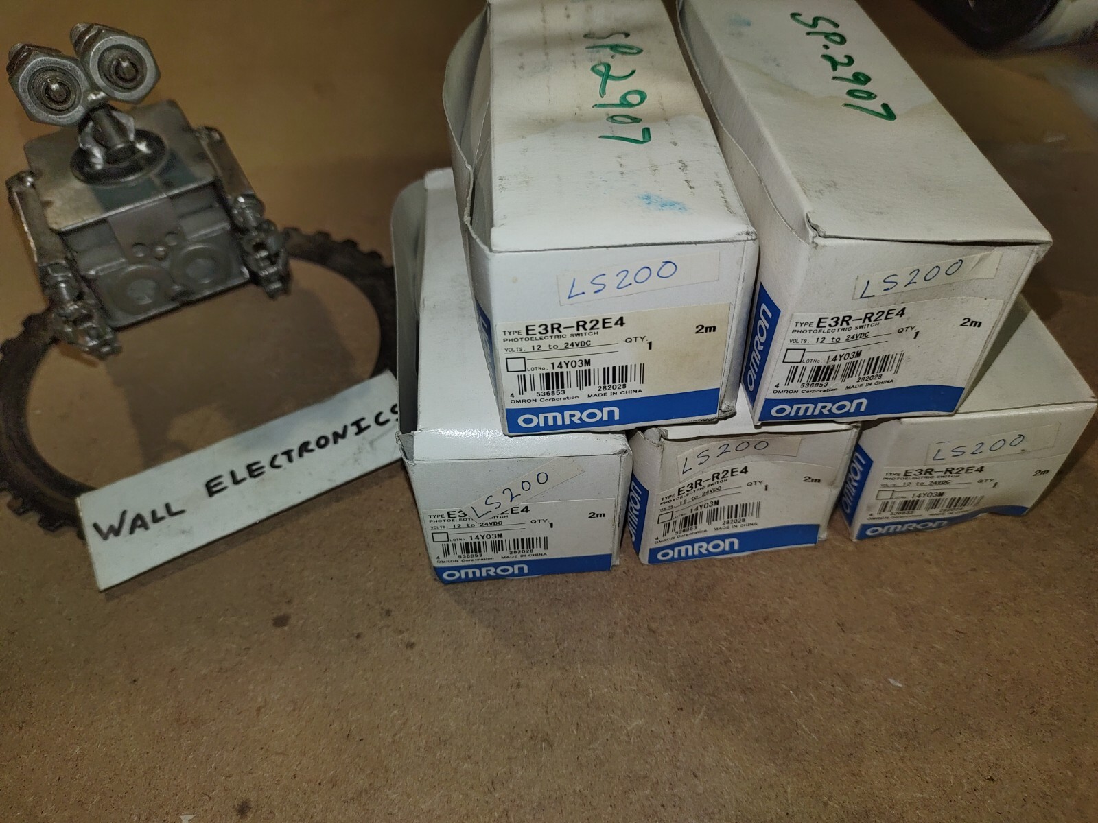 OMRON E3R-R2E4 PHOTOELECTRIC SWITCH =NEW IN BOX= ONE